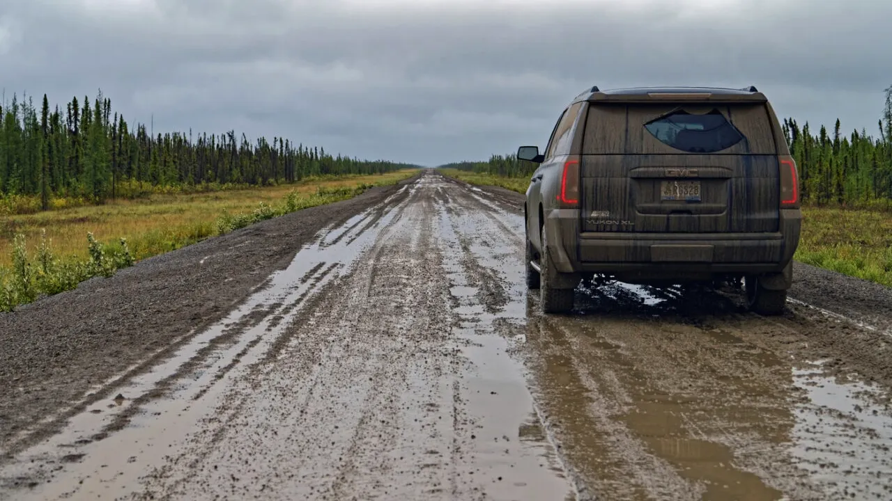 AMENDĂ de peste un salariu minim pe economie net dacă circuli cu mașina murdară. Ce spune legea. Nici la RAR nu te primește așa