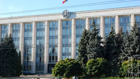 Alertă la Chișinău: clădirea Guvernului a fost evacuată în urma unei amenințări cu bombă. Surpriza polițiștilor în momentul în care au găsit făptașul