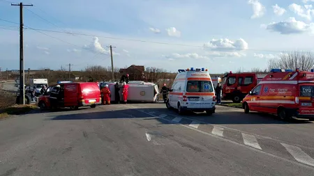 O ambulanță cu o fetiță operată pe creier, lovită de un camion