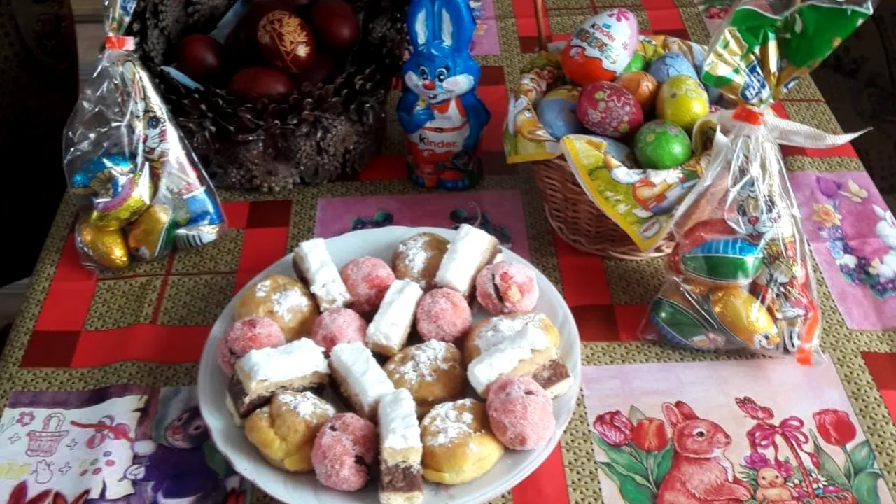 Obicei inedit într-un sat din Cluj: Motivul pentru care băieții udă fetele cu parfum în a doua zi de Paște - FOTO