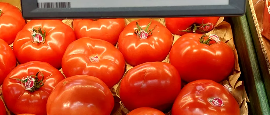 O femeie din Cluj-Napoca a cumpărat 1 kg de roșii țărănești din supermarket. Ajunsă acasă, a înlemnit: Ce a găsit în interiorul roșiilor