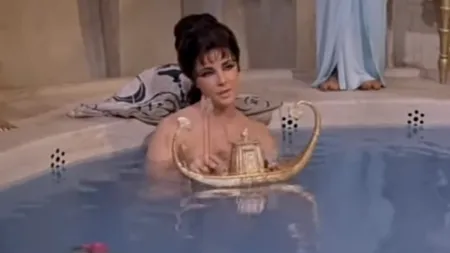 Cele mai STRANII tehnici de ÎNFRUMUSEȚARE ale celor mai frumoase femei din istorie. CLEOPATRA făcea baie în LAPTE DE MĂGĂRIȚĂ
