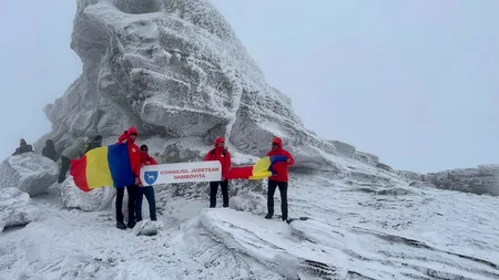 Sute de temerari au urcat pe platoul Bucegi pe viscol să vadă 