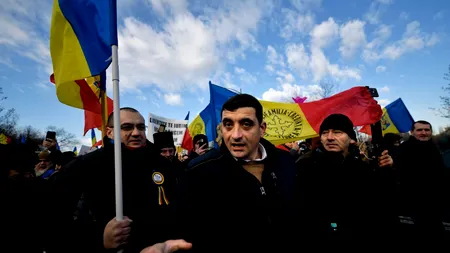 FOTO-VIDEO | Sute de susținători ai AUR protestează față de certificatul verde. Manifestanții au trecut de jandarmi și au ajuns pe scările Parlamentului. Mitingul s-a mutat la Guvern