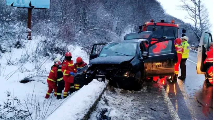Accident în Brașov! Un șofer a pierdut controlul volanului și a derapat într-un cap de pod. Șapte persoane au fost transportate la spital