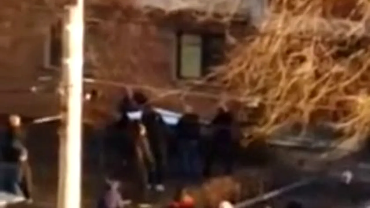 Salvare ca în filme! Au prins-o în cearșaf după ce s-a aruncat de la balcon / Tânăra studentă din Craiova încercase să se sinucidă