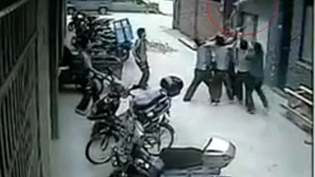 Salvare miraculoasă a unei fetițe care a căzut de la etaj