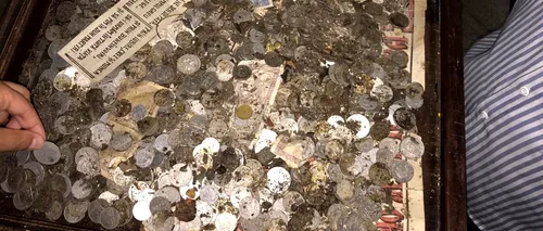 Monede ce au fost aruncate peste sângele revoluționarilor din 1989, sfințite în Pasajul Universității - VIDEO