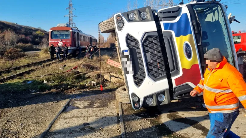 Accident feroviar în Dâmbovița. Un camion de gunoi a fost izbit și răsturnat de un tren de călători