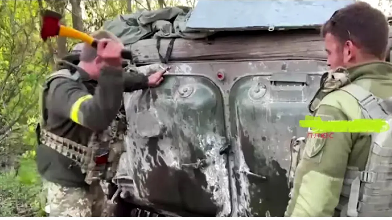 Un comandant rus lăudat la TV pentru „curajul” său și-a abandonat vehiculul de luptă. Ucrainenii l-au deschis cu toporișca. VIDEO