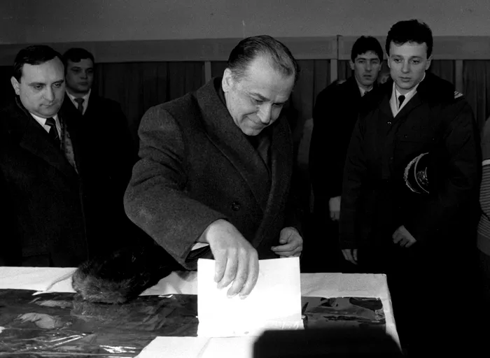 Primele alegeri libere de dupa 1989, organizate de FSN. In imagine, Ion Iliescu candidat la presedintie, din partea FSN, Frontul Salvarii Nationale(C), si Dumitru Iliescu, comandantul Serviciului de Protectie si Paza (S)