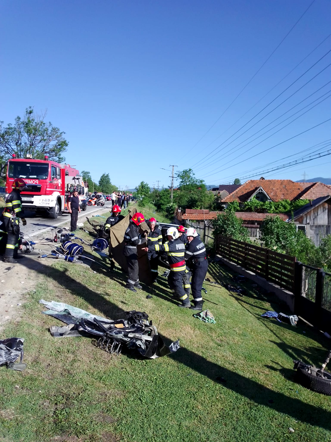 Autocar plin de elevi care plecau în excursie, implicat într-un grav accident în Vâlcea / Sursa foto: ISU Vâlcea