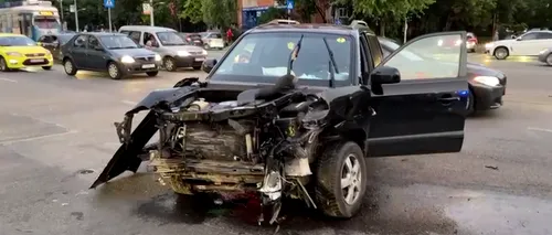 Accident provocat de un șofer urmărit de polițiști, în Craiova. O tânără de 20 de ani a ajuns la spital (VIDEO)