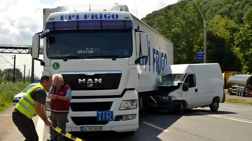 Iași: Un mort și trei răniți, după ce o mașină a intrat într-un autotren iar acesta într-o căruță