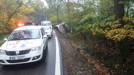 Un microbuz cu 10 pasageri la bord, între care un copil de 9 ani, s-a răsturnat pe un drum din Vrancea