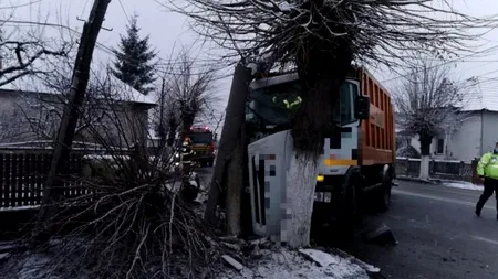 Accident rutier în Câmpulung Muscel. Stâlp de electricitate, rupt în două de o mașină de gunoi