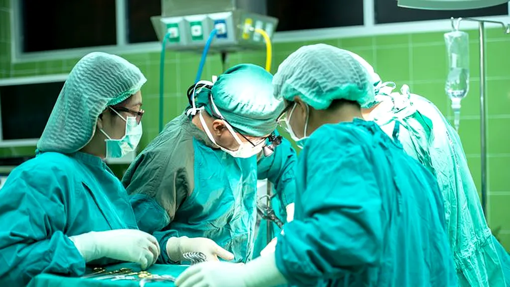 A murit pacientul care a primit transplantul revoluționar cu inimă de porc
