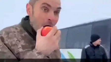 VIDEO | Reacția pe care a avut-o un soldat ucrainean, după ce a fost eliberat de ruși, în timp ce mânca un mar: „E chiar...”