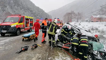 VIDEO | Accident grav în Sibiu: Două persoane au murit în urma unei coliziuni dintre un autobuz și o mașină, la ieșirea din Rășinari spre Păltiniș