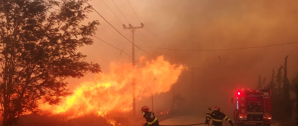 FOTO-VIDEO | Pompierii români intervin la stingerea incendiilor de vegetație din Grecia. Mai multe locuințe din nord-estul Atenei sunt amenințate de flăcări