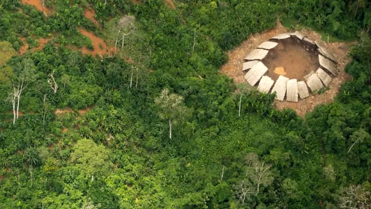 Imagini inedite cu unul dintre cele mai izolate triburi din lume au fost făcute publice. Comunitatea, amenințată de mineritul ilegal