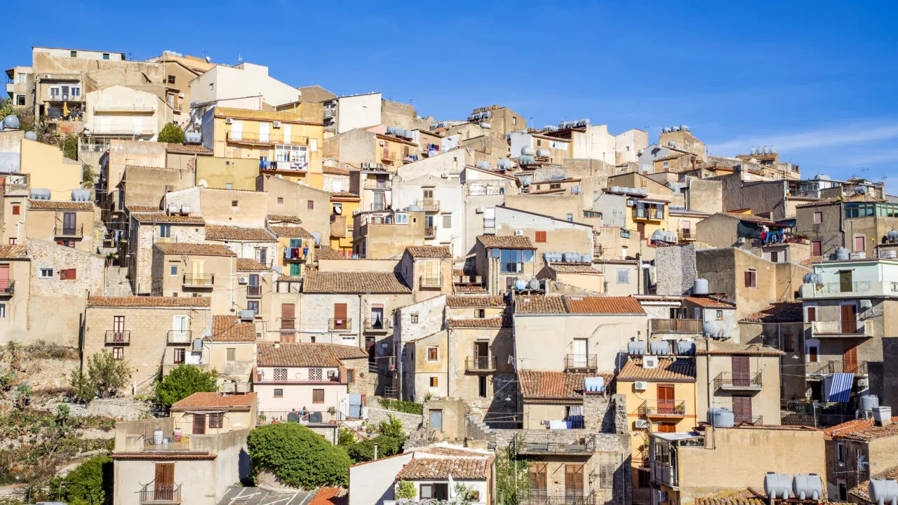 Cum poți să menții răcoare în casă pe timp de caniculă. Metoda ieftină folosită în zona Mediteranei