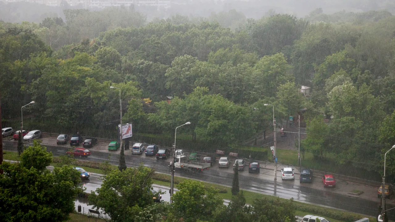 Cod galben ANM. Lista județelor lovite de ploi cu fulgere și grindină