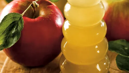 Oțetul de mere a devenit alimentul cel mai căutat din România. Cât a ajuns prețul unui litru