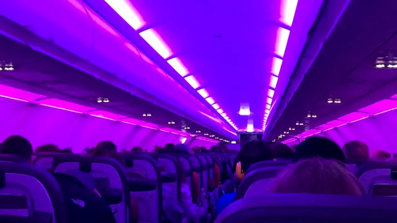 ACUZAȚII. Un jucător NFL dă în judecată compania aeriană United Airlines pentru presupusa agresiune sexuală în timpul unui zbor peste noapte