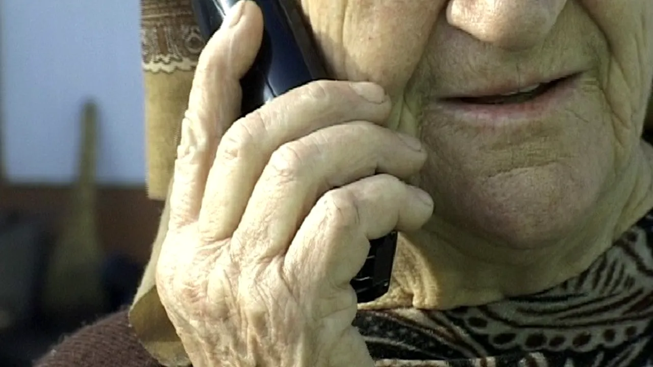 Cum i-a PĂCĂLIT doamna Eufrosina pe escrocii care au încercat să-i fure economiile de o viață
