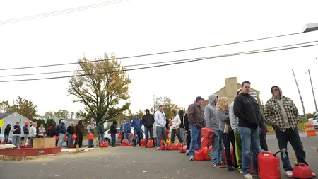 BENZINA va fi RAȚIONALIZATĂ în New Jersey. Mașinile cu număr par alimentează în zilele pare, și invers. Șoferii au așteptat și 8 ore pentru combustibil