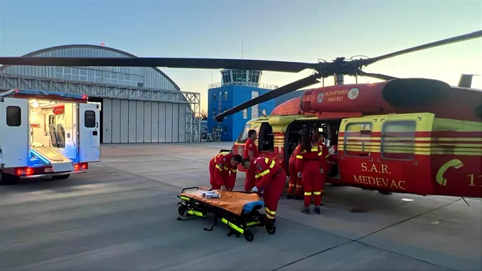 Premieră medicală în România. O tânără de 18 ani, conectată la ECMO, a fost transportată cu un elicopter Black Hawk, la București