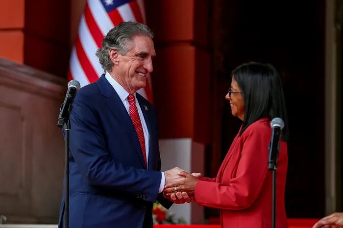 Președinta interimară a Venezuelei, Delcy Rodriguez și secretarul american al Internelor, Doug Burgum - Foto: Mediafax foto