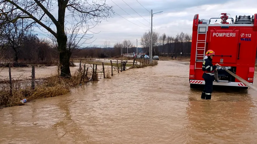 Cod portocaliu de inundații pe râuri din șapte județe. Recomandările autorităților pentru perioadele de vreme severă
