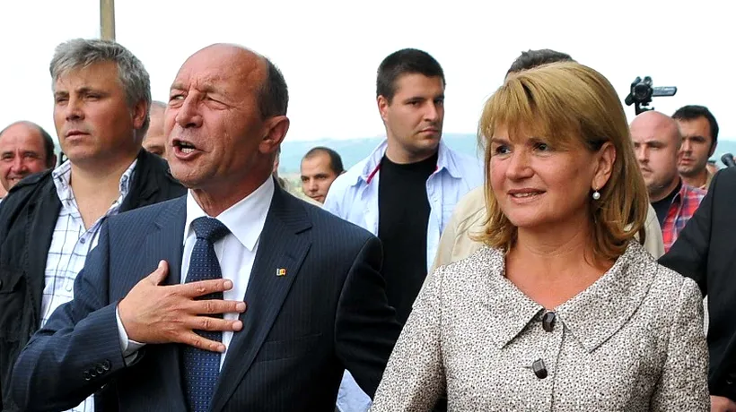 Președintele Traian Băsescu și soția sa au plecat cu elicopterul din stațiunea Covasna