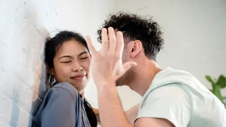 Un bărbat ar putea ajunge după gratii după ce și-a bătut fosta iubită într-un coafor din Pitești