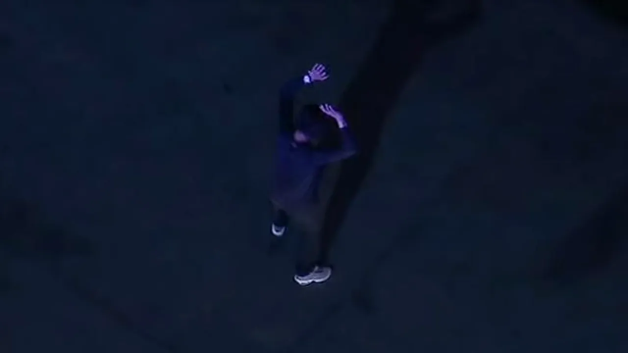 Gestul uimitor al unui bărbat, după ce a fost urmărit de cinci mașini de poliție și un elicopter în California VIDEO