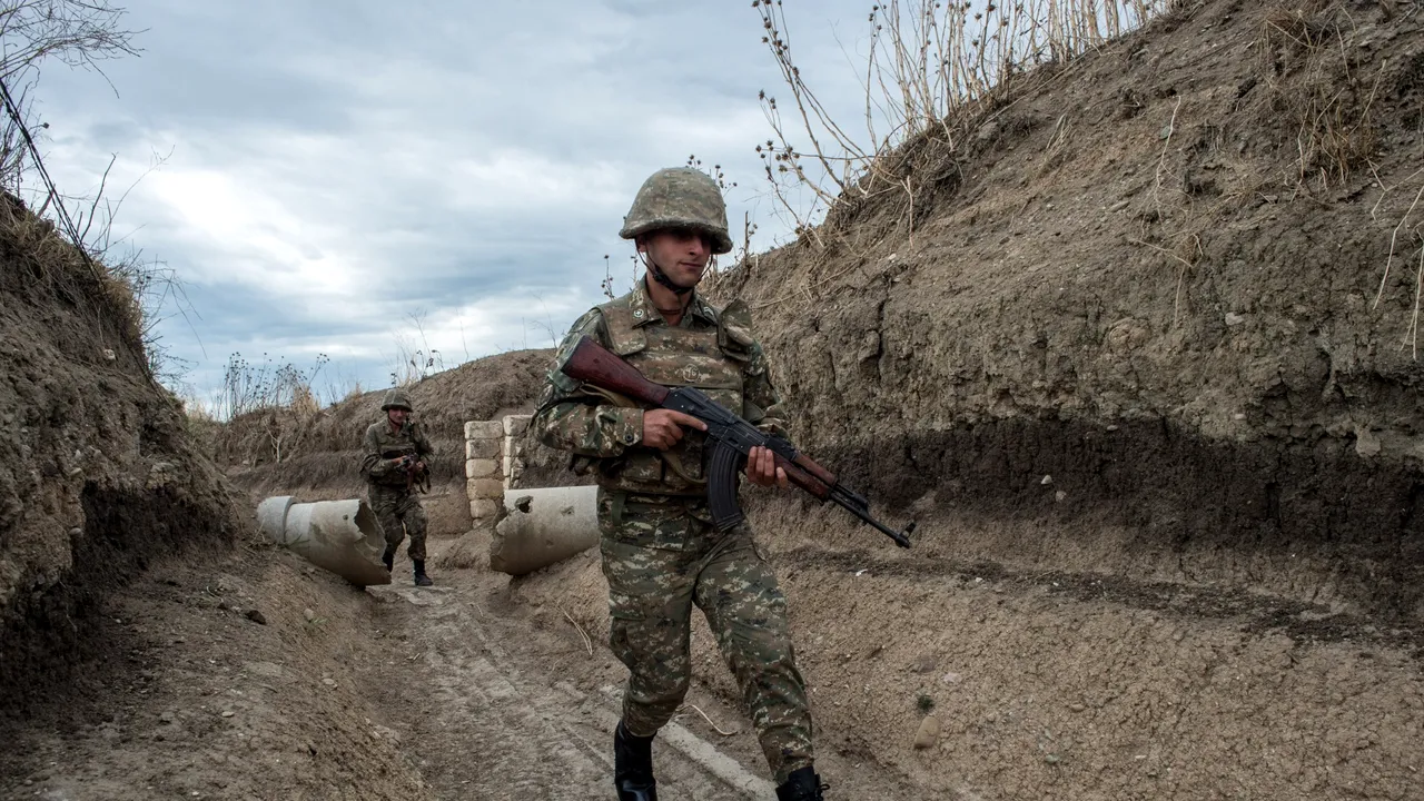 Lupte intense între azeri și armeni în Nagorno-Karabah. Putin cere încetarea imediată a focului