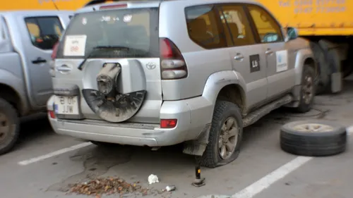 Sibiu: 21 de mașini de la SC Prospecțiuni, găsite cu cauciucurile tăiate; Poliția a deschis o anchetă