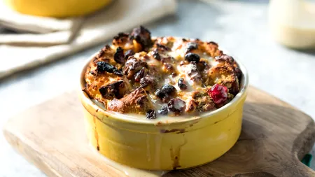 Budinca de pâine, un desert clasic și fără conservanți care evocă amintiri din COPILĂRIE. Cum se prepară