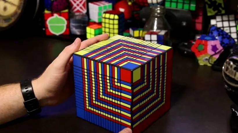 Acest bărbat rezolvă cel mai mare cub Rubik din lume în 7 ore și jumătate