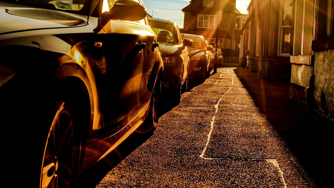 Parcarea pe trotuar este, de fapt, ilegală. Un judecător CSM susține că Poliția interpretează eronat legea