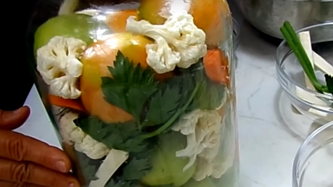 MURĂTURILE în oțet din comerț sunt pline de ADITIVI și pot cauza CANCER GASTRIC. Ce REȚETE SĂNĂTOASE poți face acasă