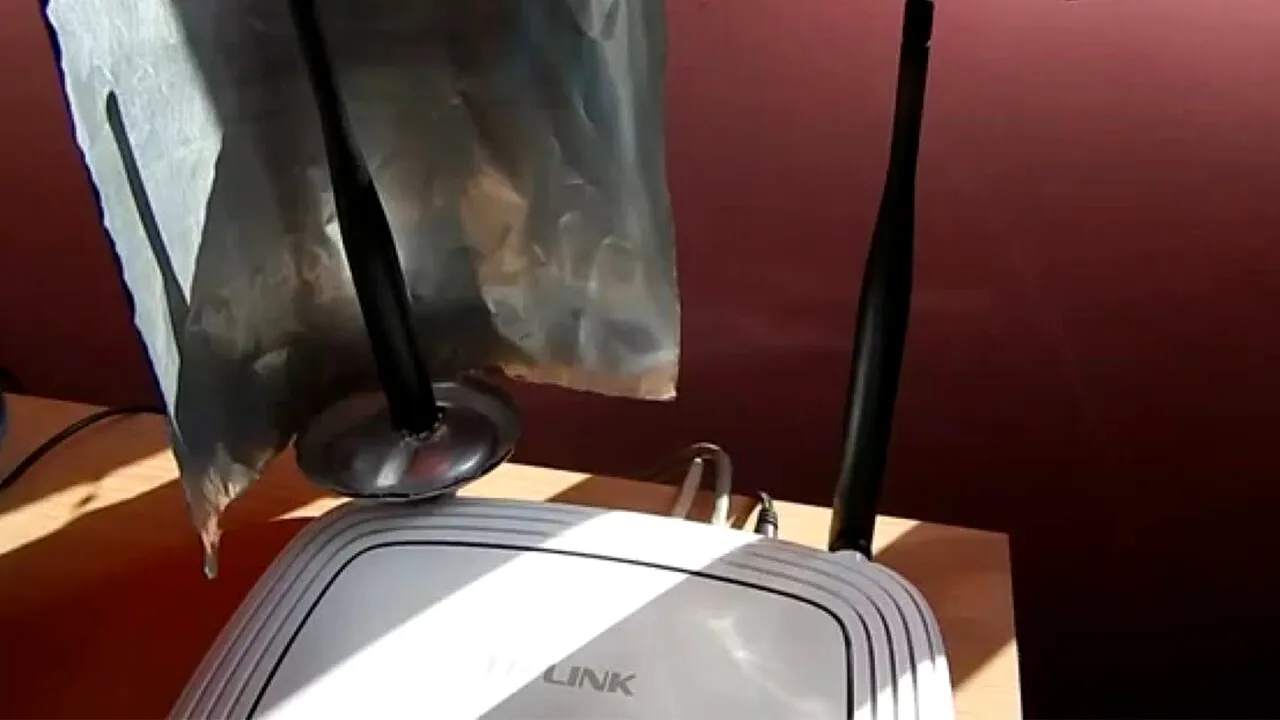 Ce se întâmplă dacă pui o folie de aluminiu pe routerul Wi-Fi din casă. Trucul pe care puțini români îl cunosc