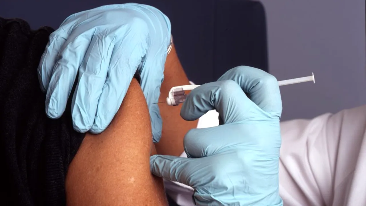 CNCV: Pacienții transplantați și cei aflați pe lista de așteptare pentru transplant au prioritate la vaccinarea anti-COVID