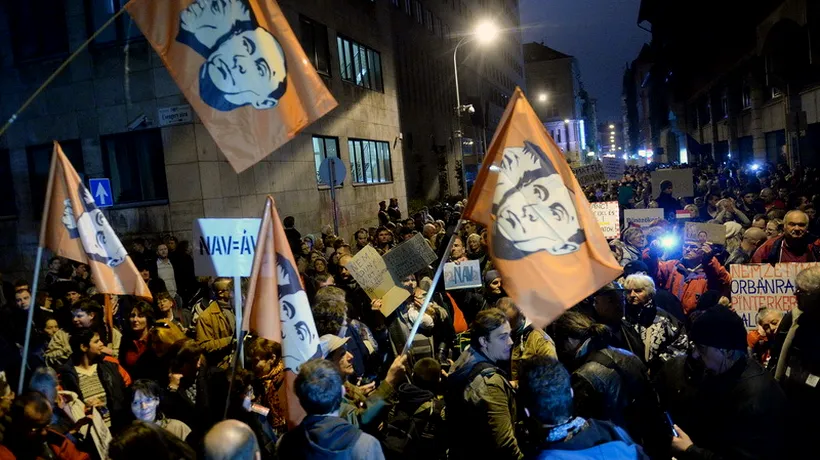 Mii de protestatari au cerut în fața sediului fiscului din Budapesta demiterea șefei instituției