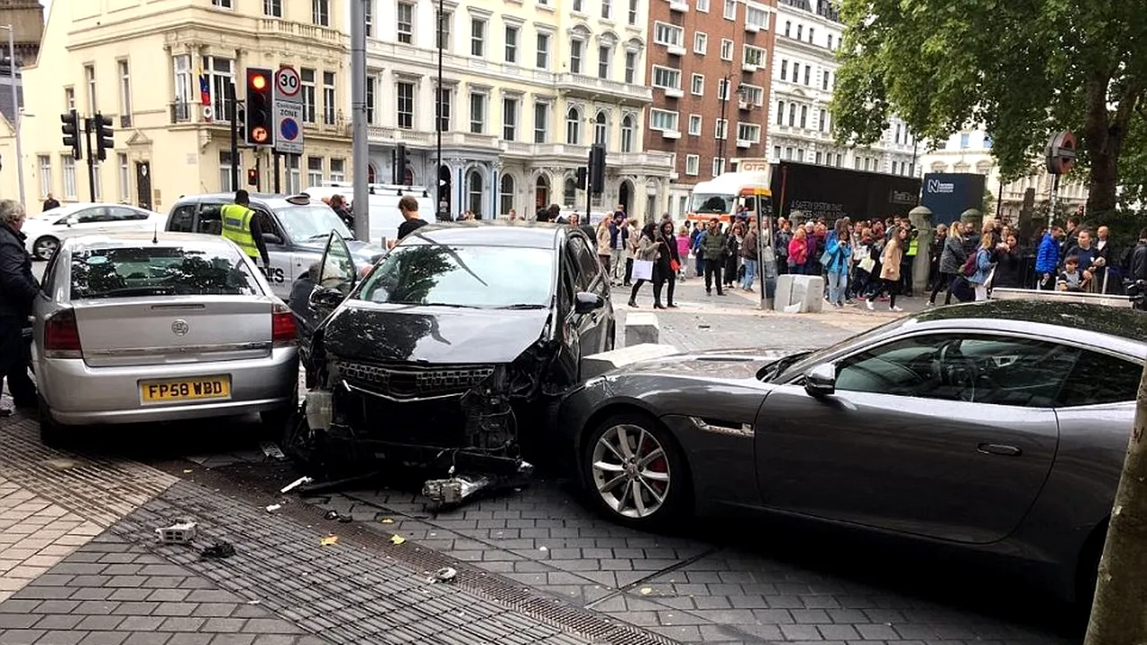 Panică la Londra. Cel puțin cinci răniți, după ce o mașină a intrat într-un grup de pietoni
