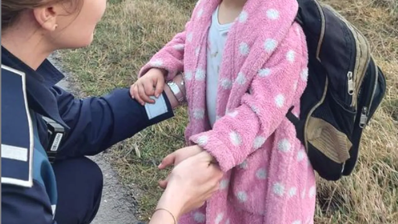 O fetiţă de trei ani, dispărută de acasă, găsită de polițiști pe marginea unui drum din Buzău