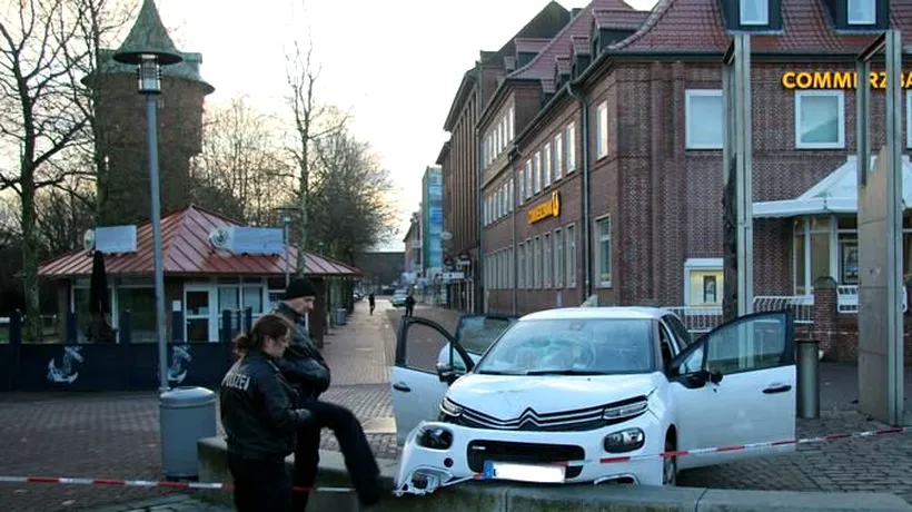 Un individ a intrat cu o mașină un grup de pietoni, în Germania. Cel puțin șase oameni sunt răniți. Atacatorul a fost prins