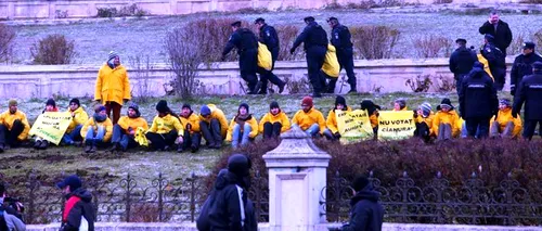 VIDEO. Protest Greenpeace față de legea minelor, la Palatul Parlamentului. Activiștii au fost ridicați de Poliție.